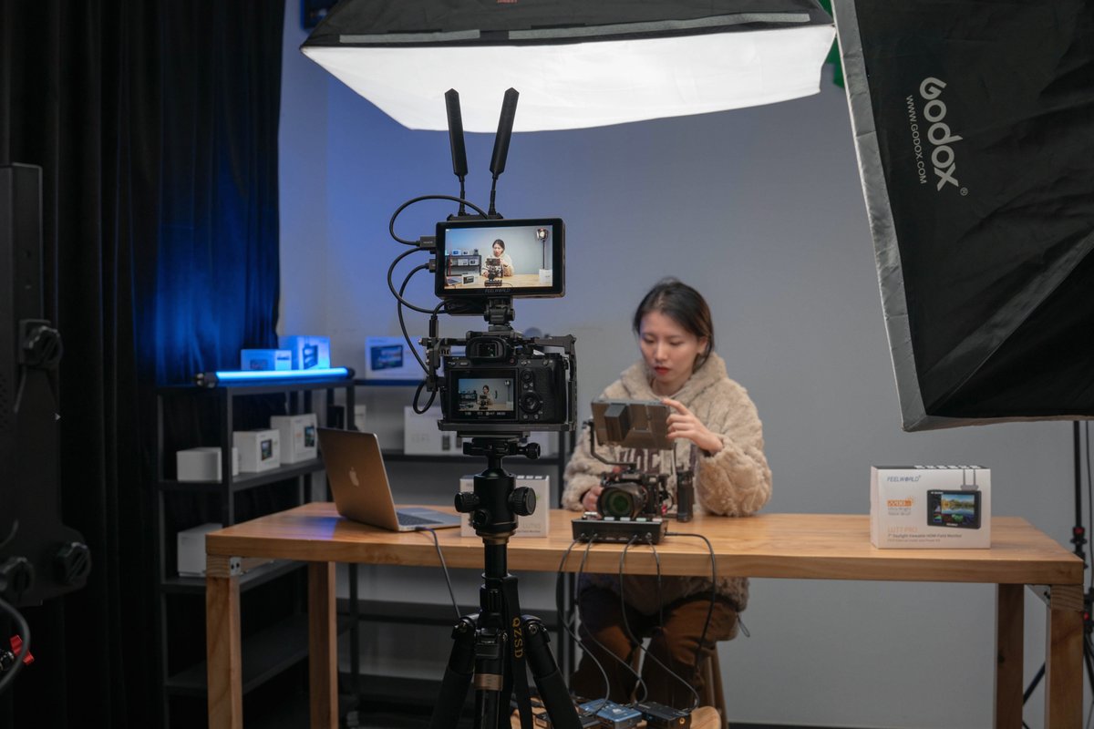 feelworldhd's tweet photo. Our new live streaming studio? What is your studio looks like? Share them with us!
Setup:
On-camera monitor: #feelworldlut5
Camera: #sonya7iii
PTZ camera: #feelworldndi20x
Broadcast monitor: #seetecatem173s
Switcher: #feelworldl2plus
Light: #godox & #jinbei https://t.co/GZCKcTQxZ5