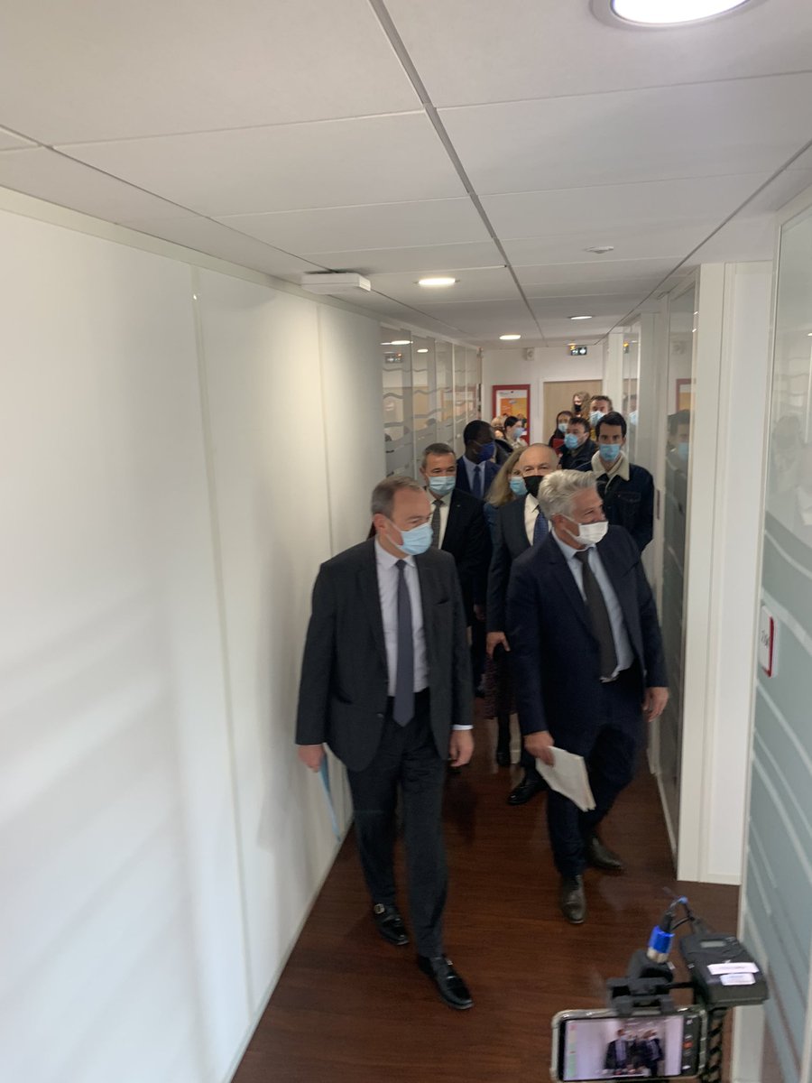 FTravail_83's tweet photo. 🏁@pole_emploi ds le #Var :
Top départ ce matin pour le Contrat d’Engagement Jeune #CEJ dans le Var
Visite de Evence Richard @Prefet83 à #Pôleemploi #Toulon #LaRode
avec @ZAMPOLINImarc Dir. @poleemploi_VAR, @FranckCouriol Dir. d’agence Pôle emploi & @BoulnemourM Dir. @MlToulon https://t.co/OdBm6q1fhi