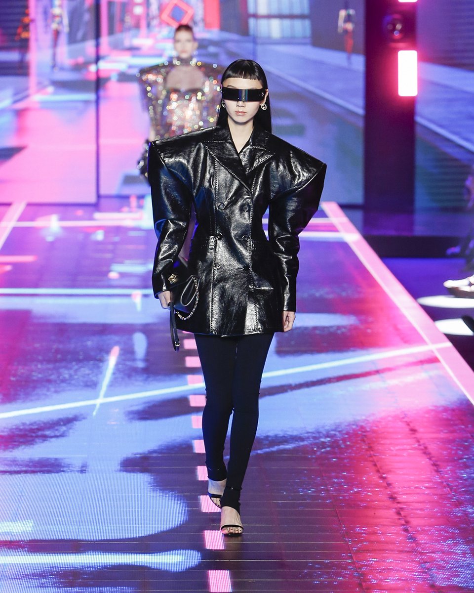 dolcegabbana's tweet photo. A new ultra-feminine heroine projected into the hyper-futuristic cyber world; a play on realistic and surrealistic inspirations. The #DGFW22 Women’s Collection brings the #DolceGabbana aesthetic into the Metaverse.  
Music by @machinegunkelly  
https://t.co/Kz6NmofvWy https://t.co/qgKWGYOYoX