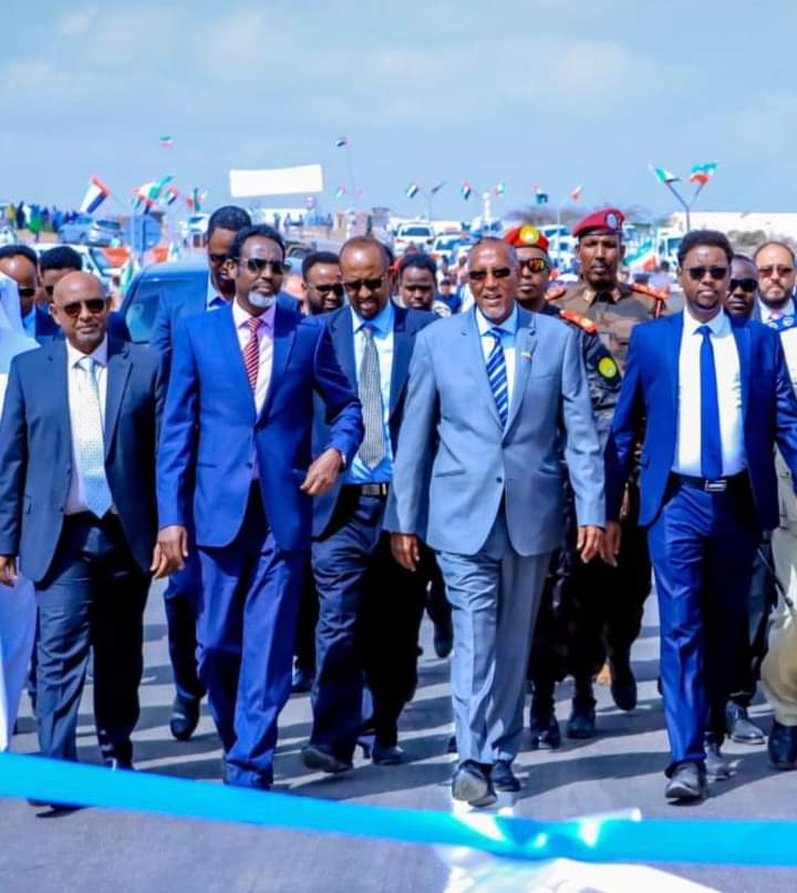 SomalilanDmotrd's tweet photo. Madaxwaynaha JSL mudane Muuse Biixi Cabdi ayaa si rasmiya xadhiga uga jaray Biriijka Dacarbudhuq kaasi oo ay maal galisay Dawladda Emaraatku. https://t.co/I9O4GCa50F
