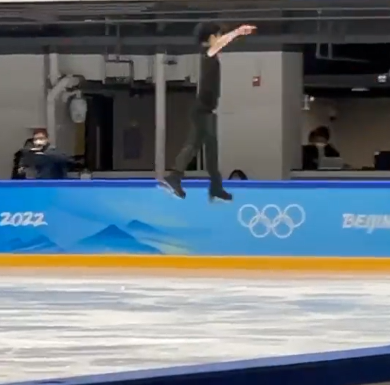 Henni147's tweet photo. Yes, this a screenshot taken during a delayed single Axel, but to me it rather looks like Yuzu is doing a relaxed opening pose 1.20m above the ice.

#YuzuruHanyu𓃵 https://t.co/3bPiMPK0Ga