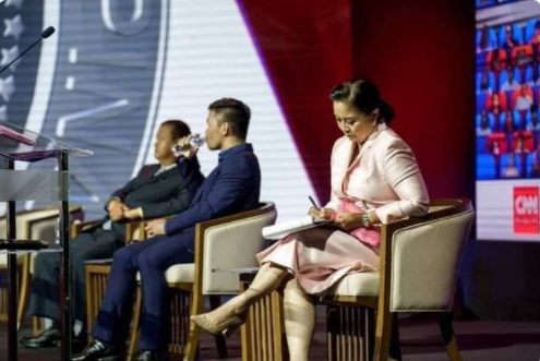 BrutusEidMar's tweet photo. While everyone is having a break during the CNN debate, our President LENI ROBREDO is working...ito ang tatak ng isang mahusay na mamumuno sa ating bansa... https://t.co/I2H3qwNs0O