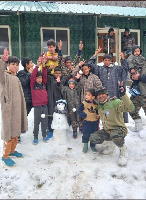 RadioChinar's tweet photo. The best friends in action..!!
Smiling faces all around
One that of the snowman, other of the #Kashmrii youth and the last one of #IndianArmy 
#ProsperousKashmir
#NayaKashmir 
@adgpi 
@ChinarcorpsIA 
@NorthernComd_IA 
@KashmirLife 
@MirYanaSY 
@CestMoiz 
@Harsimrankang0 https://t.co/lA1XjIdxmF