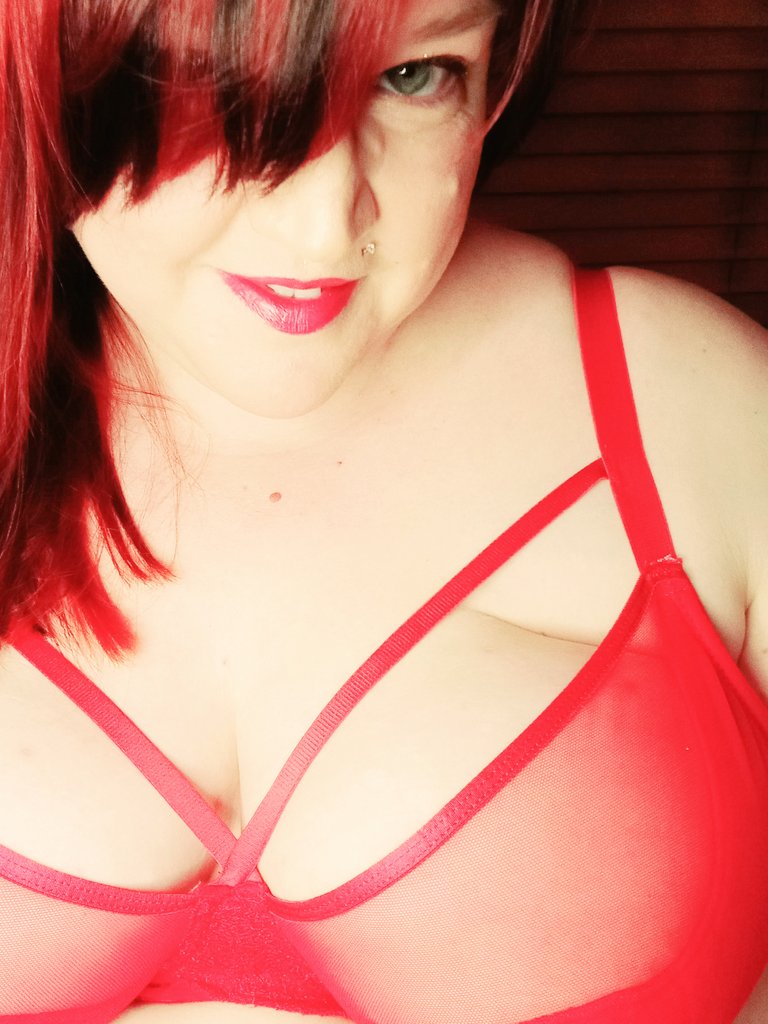 NaughtyMrsSmith's tweet photo. Happy Tuesday Tweeters. Mwah 💋 #TuesdayFeeling #RedRules https://t.co/AHpp12PWrd