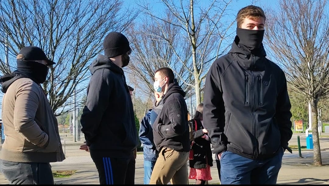 UnefTacleLyon's tweet photo. Hier la Cocarde, asso étudiante d'extrême droite, est venue tracter ses idées nauséabondes à Lyon 2, bien protégée par des militants cagoulés. C'est une orga. aux principes racistes, LGBTIphobes et sexistes, pour une université élitiste, sélective, fermée aux etu. étranger-es. https://t.co/zYnmcix3v3
