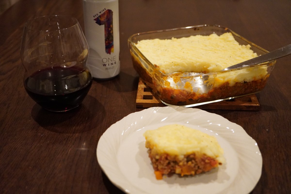 onewineofficial's tweet photo. ＼ ONEWINE ホワイトデー ／

メルロ🍷
マッシュポテト（withミートソース）

メルロの果実味が引き立ち、料理にもコクが感じられる絶品マリアージュです😋
いつもは脇役になりがちなマッシュポテトもこの日だけは主役に❤️
#ONEWINE #ONERECIPE #赤ワイン https://t.co/356EjQcjE9