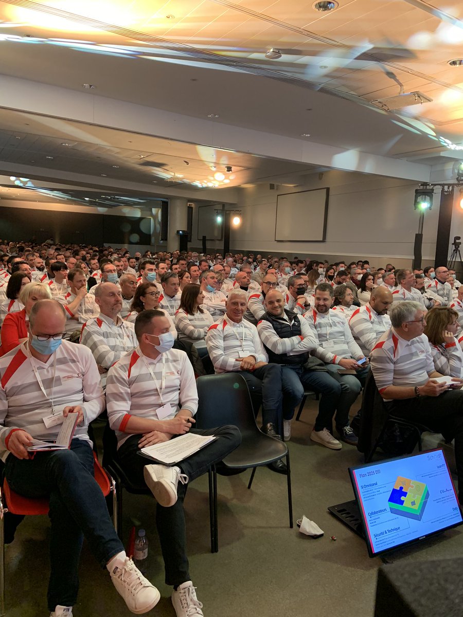 BCHANDELLIER's tweet photo. Convention Réseau Francophone Schmidt Groupe : 600 Patrons de magasins Schmidt et Cuisinella réunis avec le Management Schmidt Groupe au Stade de France sous le signe de la #cooperation  : #one_team https://t.co/gZmzTIe0GW