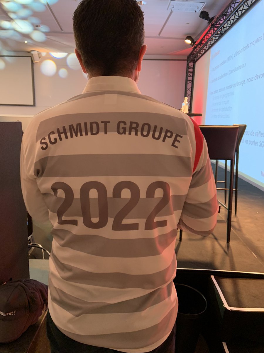 BCHANDELLIER's tweet photo. Convention Réseau Francophone Schmidt Groupe : 600 Patrons de magasins Schmidt et Cuisinella réunis avec le Management Schmidt Groupe au Stade de France sous le signe de la #cooperation  : #one_team https://t.co/gZmzTIe0GW