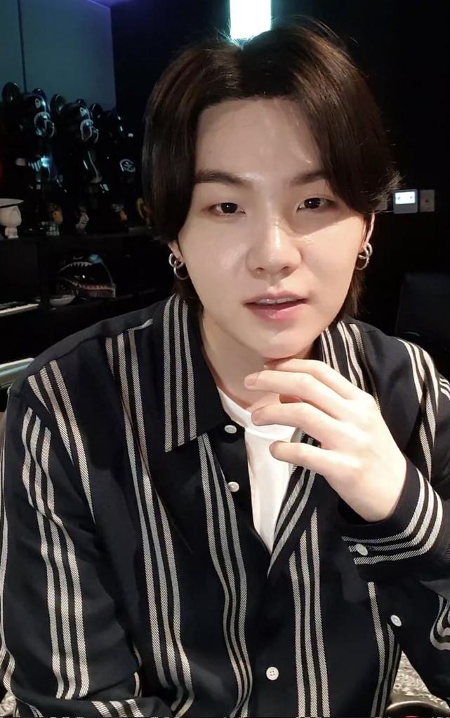 houseofarmybts_'s tweet photo. 🌐 | YOONGI LIVE

🐱: Oh, sim, há uma diferença de 12 horas no Brasil, então são 5 da manhã.

~ Ele lembrou do Brasil 🥺 https://t.co/pUaUKUIMtu