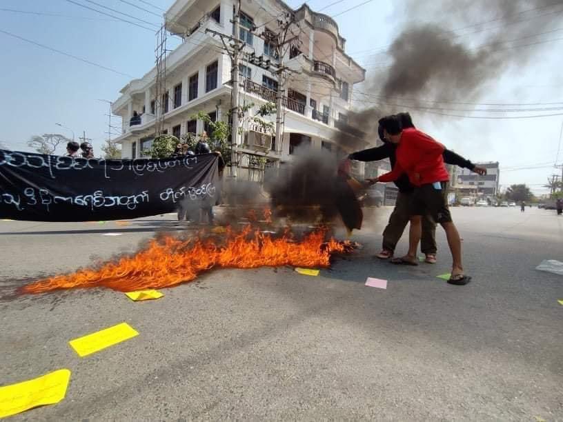 KYITHAR95368969's tweet photo. The guerrilla strike led by All Burma Federation of Student Unions from #Mandalay , marched to eliminate the #MilitaryDictatorship on March 1, despite tight security forces in #Mandalay . 

#CivilianCasualtiesByJunta
#2022Mar1Coup
#WhatsHappeningInMyanmar https://t.co/fkpta646SR