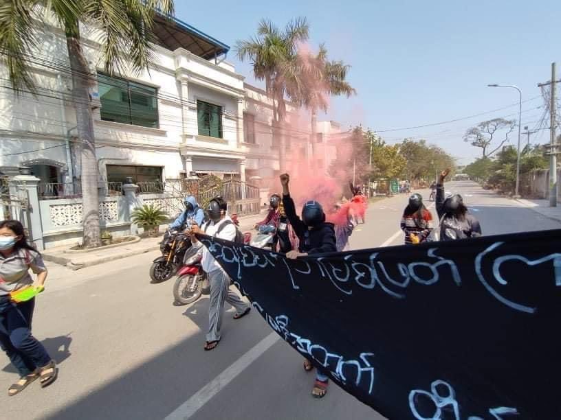 KYITHAR95368969's tweet photo. The guerrilla strike led by All Burma Federation of Student Unions from #Mandalay , marched to eliminate the #MilitaryDictatorship on March 1, despite tight security forces in #Mandalay . 

#CivilianCasualtiesByJunta
#2022Mar1Coup
#WhatsHappeningInMyanmar https://t.co/fkpta646SR