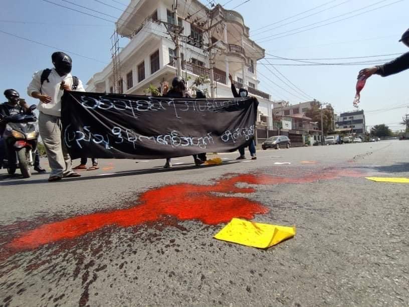 KYITHAR95368969's tweet photo. The guerrilla strike led by All Burma Federation of Student Unions from #Mandalay , marched to eliminate the #MilitaryDictatorship on March 1, despite tight security forces in #Mandalay . 

#CivilianCasualtiesByJunta
#2022Mar1Coup
#WhatsHappeningInMyanmar https://t.co/fkpta646SR