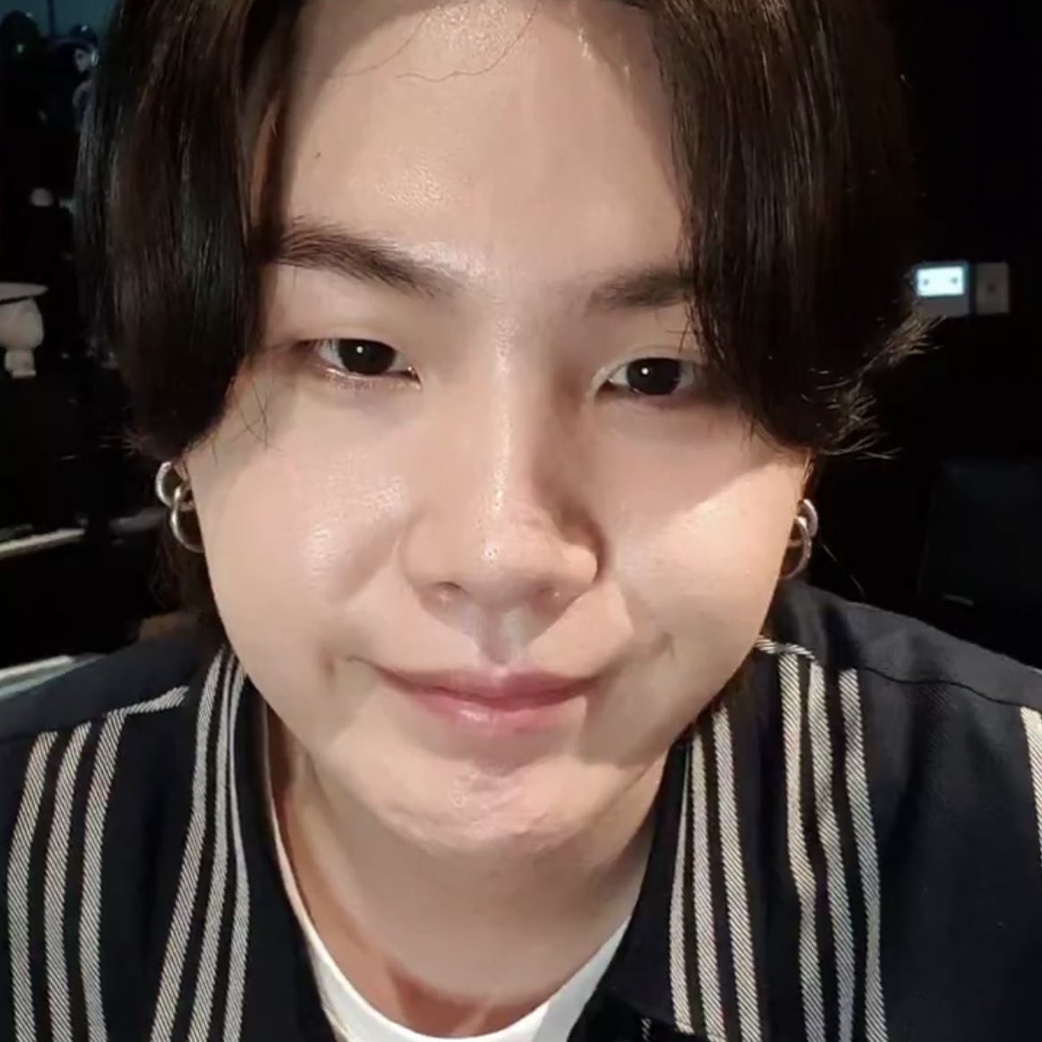 KIMMINI_04's tweet photo. Thank you so much yoongi oppa for coming live💜 I feel so happy and emotional cause its the start of birthday month march and the thing making me more emotional is we share same birthday month and your live was the biggest gift for me 🥺😭🦋💓💓
#BTSSUGA
#YOONGI 
@BTS_twt https://t.co/AH8Kotbmku