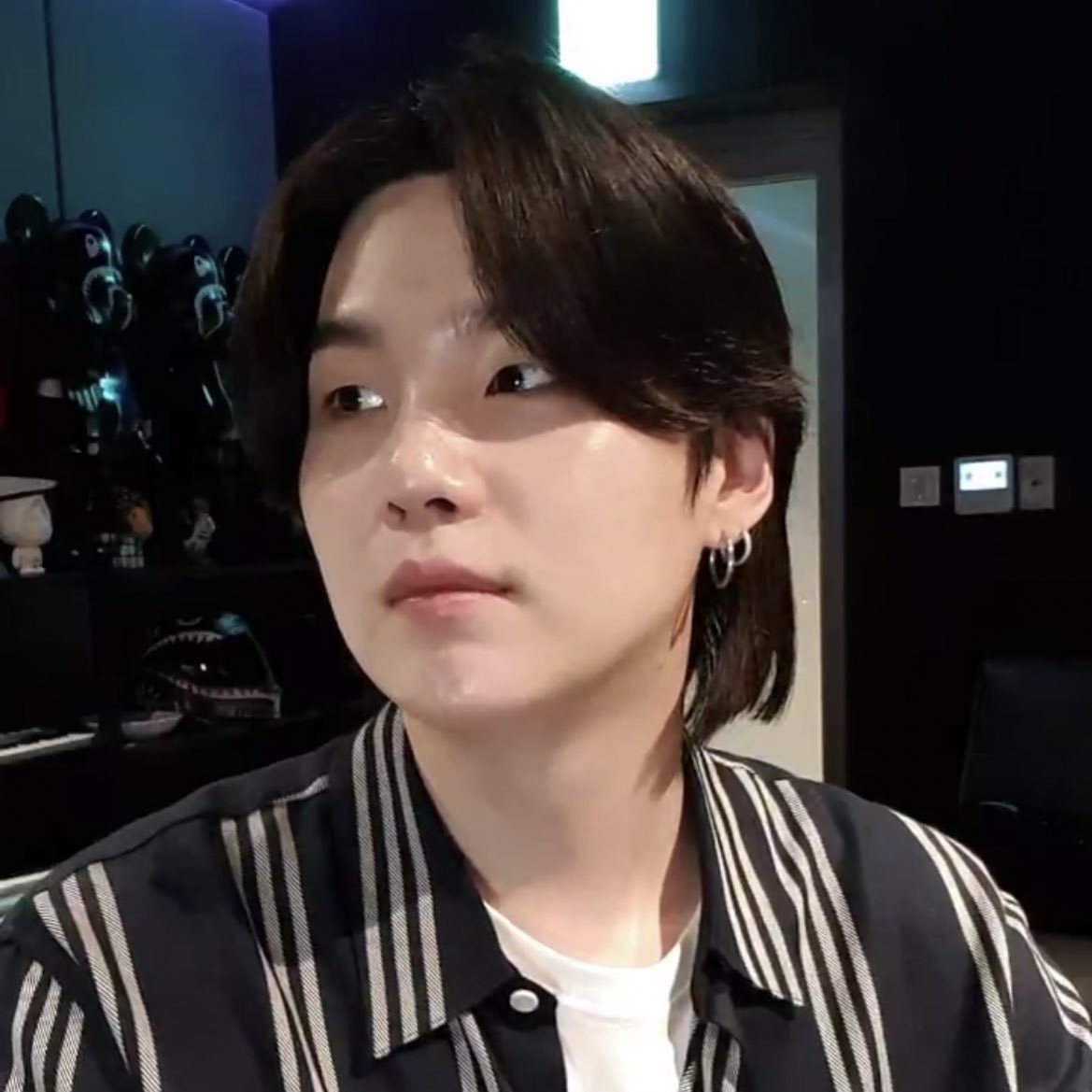 KIMMINI_04's tweet photo. Thank you so much yoongi oppa for coming live💜 I feel so happy and emotional cause its the start of birthday month march and the thing making me more emotional is we share same birthday month and your live was the biggest gift for me 🥺😭🦋💓💓
#BTSSUGA
#YOONGI 
@BTS_twt https://t.co/AH8Kotbmku
