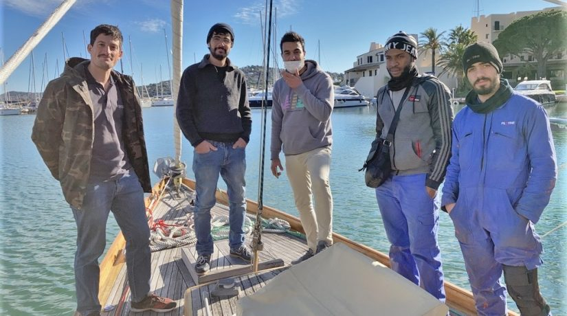 MarcelleMedia's tweet photo. ⛵ À Marseille, l'association Pilotine utilise la réparation de bateaux pour permettre à des jeunes et des adultes de retrouver le chemin de l’emploi. Elle leur transmet aussi l’esprit d’équipage. Résultat ? 80% de résultats positifs. À lire ➡ https://t.co/1c2yRulDrV https://t.co/XSTnEkzTMW