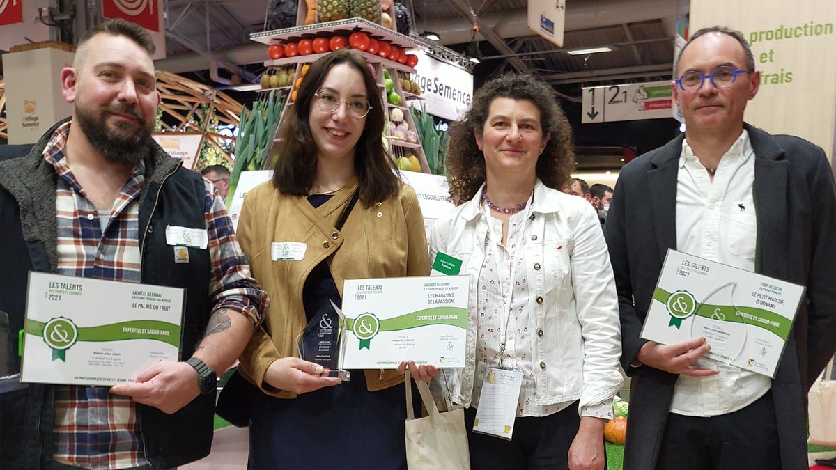 SaveursCommerce's tweet photo. #talentsfl Félicitations aux Lauréats nationaux : 
Chéryl Durand Les Magasins de la Passion à Bernay - catégorie primeur en magasin
Jérôme Chehet Le Palais du Fruit à Rennes - catégorie primeur sur marché
Et le coup de❤️@SaveursCommerce Christophe Boudon Le Petit Marché D'Ornano https://t.co/k5AJDrW2bl