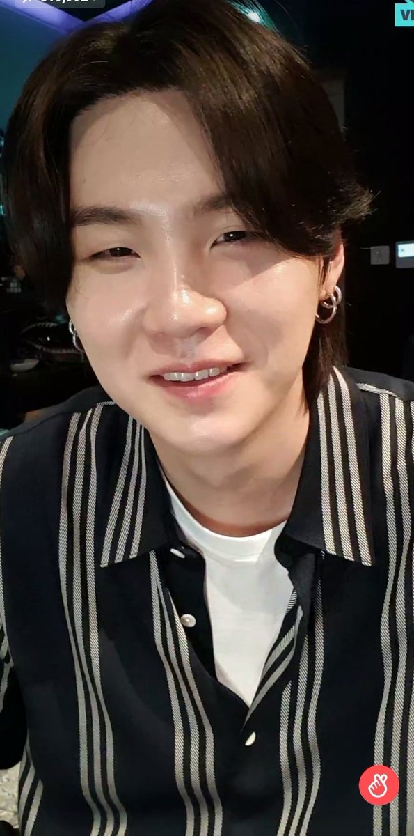 JaenMenika's tweet photo. ¿Y entonces valió la pena desvelarze? Claro que sí!! 😊🤗Cada segundo desde que Yoongi apareció haciendo live.💜💜✨ Cada que Yoongi sonríe llena mí  corazón de mucha alegría.💜✨
#VLIVE  #SUGA  @BTS_twt https://t.co/jLa4ihgEdA