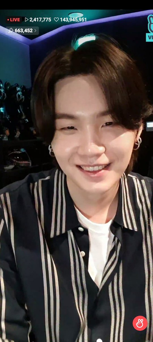 JaenMenika's tweet photo. ¿Y entonces valió la pena desvelarze? Claro que sí!! 😊🤗Cada segundo desde que Yoongi apareció haciendo live.💜💜✨ Cada que Yoongi sonríe llena mí  corazón de mucha alegría.💜✨
#VLIVE  #SUGA  @BTS_twt https://t.co/jLa4ihgEdA
