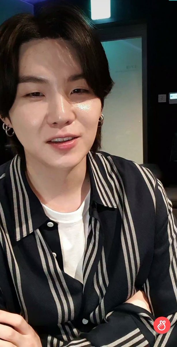 JaenMenika's tweet photo. ¿Y entonces valió la pena desvelarze? Claro que sí!! 😊🤗Cada segundo desde que Yoongi apareció haciendo live.💜💜✨ Cada que Yoongi sonríe llena mí  corazón de mucha alegría.💜✨
#VLIVE  #SUGA  @BTS_twt https://t.co/jLa4ihgEdA