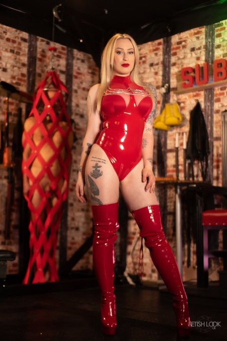 Red is my favourite colour &hearts;️ https://t.co/LPMQf85E8p