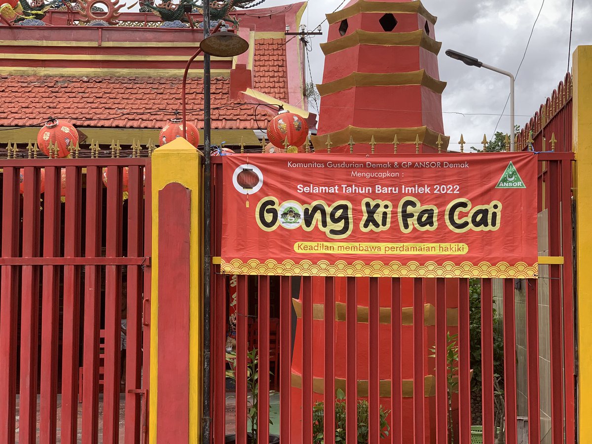 HastoSuprayogo's tweet photo. #Kelenteng Poo An Bio di salah satu sisi alun-alun kota #Demak. Lokasinya di seberang kiri Masjid Agung Demak.
Yang menarik adalah spanduk ucapan #Imlek dari Komunitas #Gusdurian dan GP Ansor Demak.
https://t.co/aV3MuuFdrr
@GUSDURians @Gusdurian_demak @Official_Ansor https://t.co/NErPYmzPYH