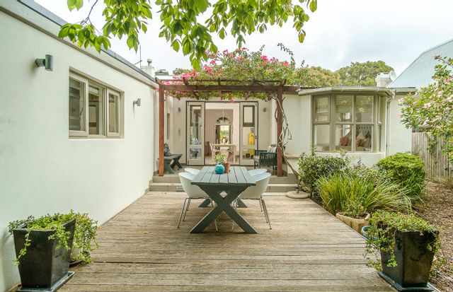 FOR SALE: 4 BEDROOM FULLY RENOVATED VICTORIAN SEMI IN THE HEART OF #KENILWORTH 
Asking Price: R4,250,000
Contact Karin van Niekerk 072 285 9592 or Contact Shahad Jaffar 082 619 5745 to arrange a viewing.
kfproperty.co.za/results/reside…
#KnightFrank #SouthAfrica #CapeTownProperty