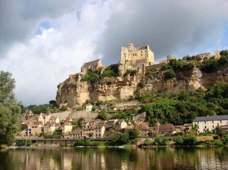 CharentePrigord's tweet photo. Dressé au sommet d'une falaise vertigineuse, dominant le village de Beynac-et-Cazenac, le château de Beynac est une sentinelle de pierre qui veille depuis plus de 9 siècles sur la Dordogne.

#MagnifiqueFrance #photography @dordogneperigor #Histoire #tourist @CHistoire @otipn https://t.co/iIUP1O5rAF
