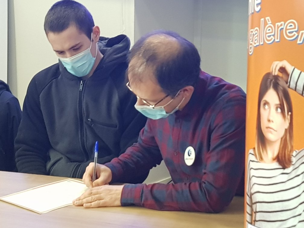 #CEJ Signature des premiers #ContratEngagementJeune à Châlons en Champagne #AvecPôleEmploi et la <a href="/MLChalons/">ML Châlons</a> en presence du <a href="/Prefet51/">Préfet de la Marne 🇫🇷</a>