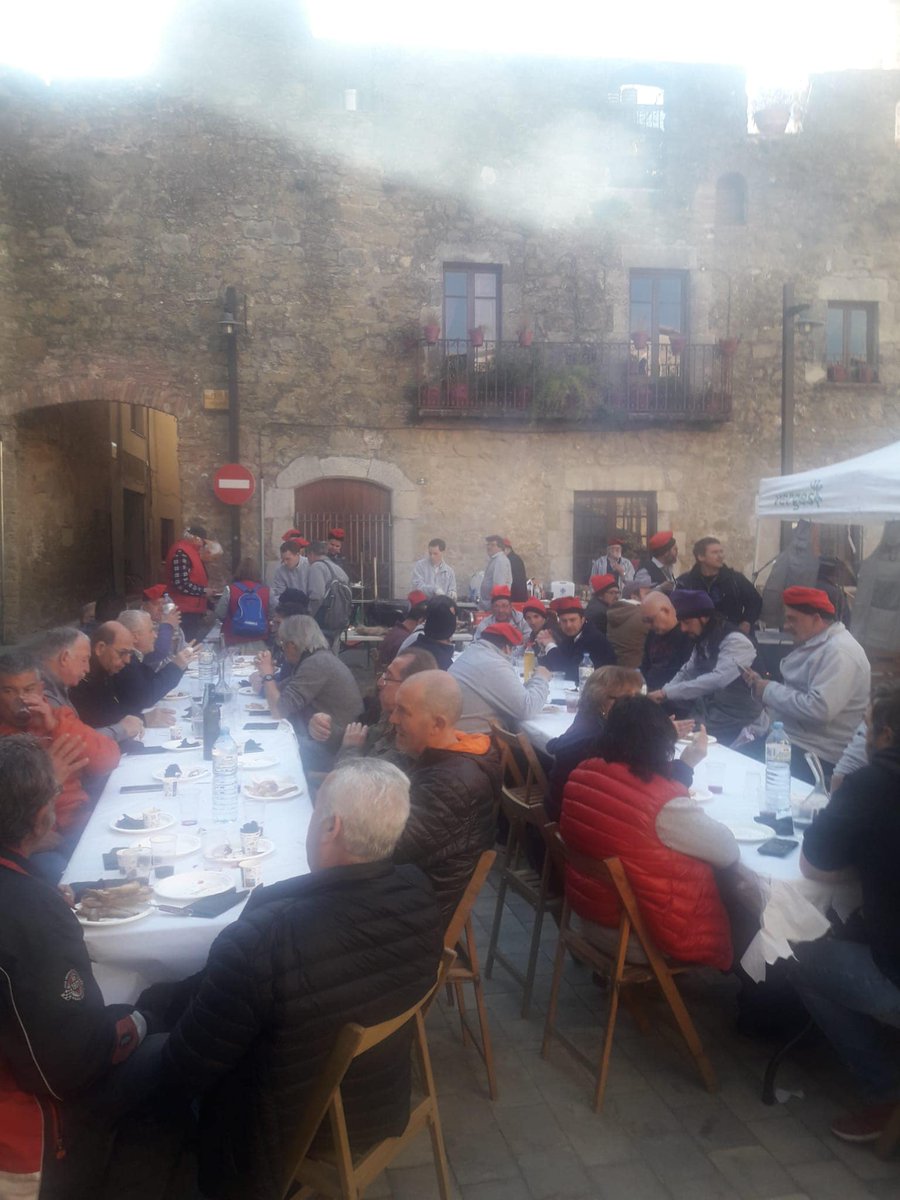 ajverges's tweet photo. I ja hi tornem a ser, un #dimartsdecarnaval més amb la nostra gent i la nostra tradició @LaSopaVerges
Ara #esmorzarpopular
👉a les 11 #animacióinfantil amb @fefeicompanyia
👉a les 2, repartiment de #laSopa
👉a les 3, audició de #sardanes amb la Cobla Vila de la Jonquera https://t.co/6SLHSBw9XE