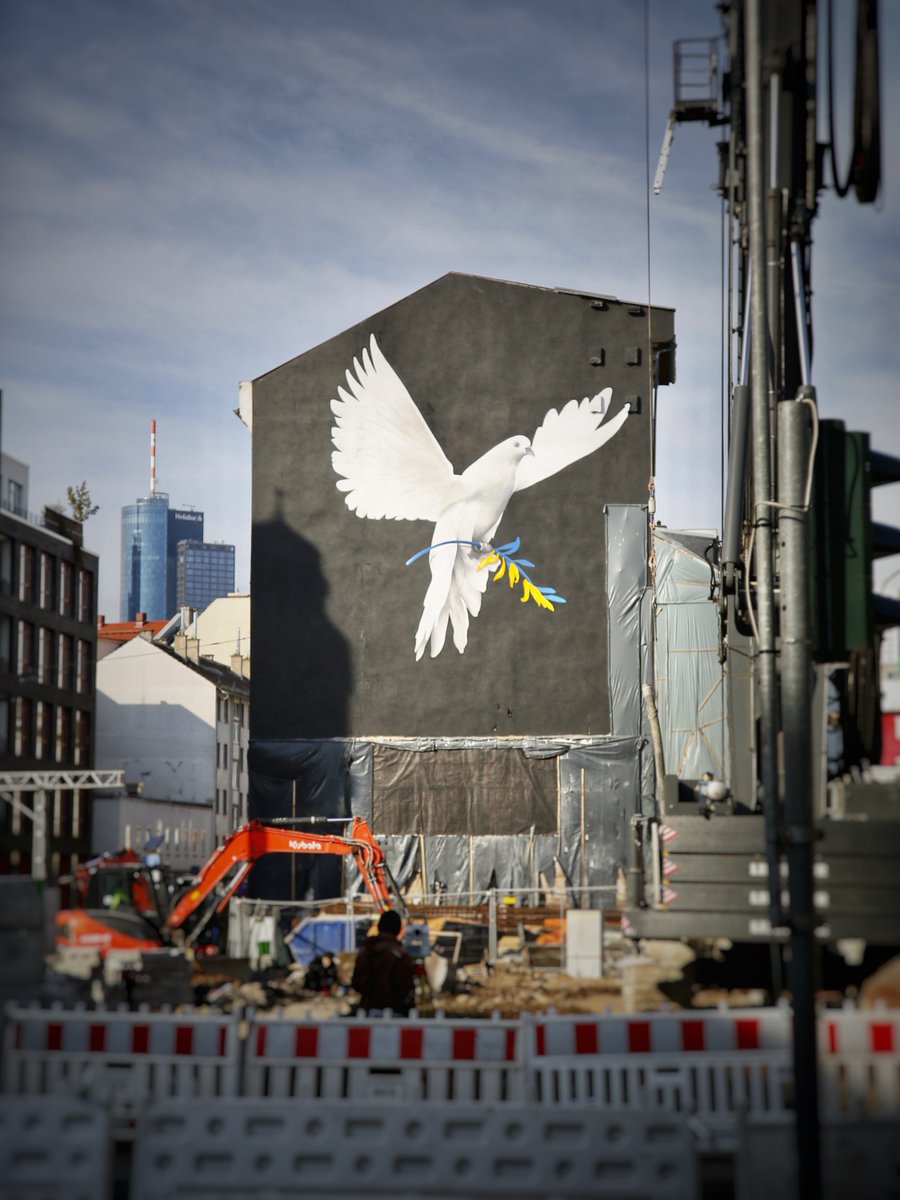 Stadt_FFM's tweet image. Streetart-Künstler Justus Becker hat am Allerheiligentor ein besonders schönes Zeichen gegen den Krieg in der Ukraine gesetzt – und das binnen weniger Tage. 👏 🕊️ 🇺🇦