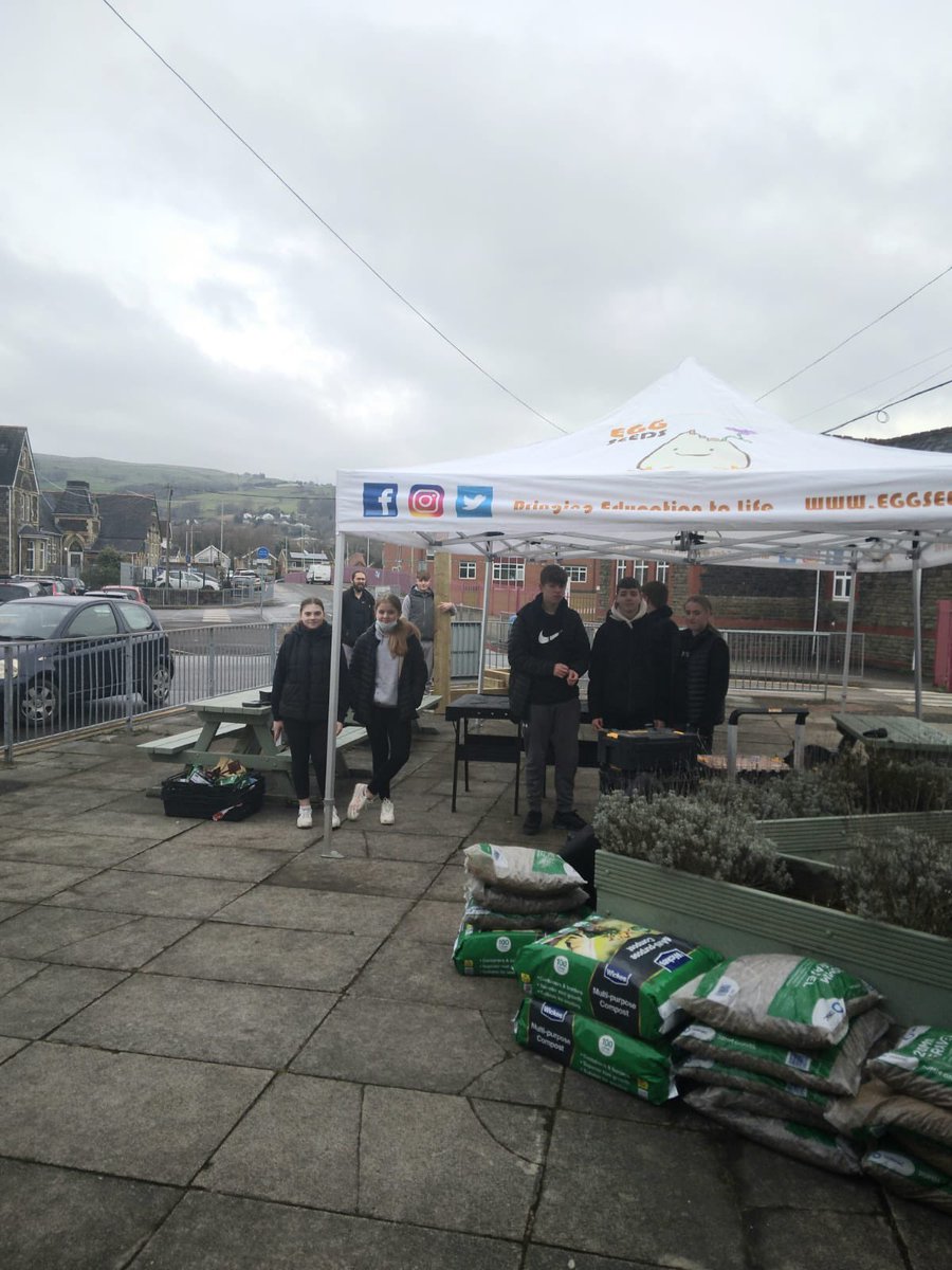YepsRCT's tweet photo. Pawb yn barod ar gyfer Diwrnod Adeiladu Mainc Ddigidol yn Ysgol Uwchradd y Ddraenen Wen, gwiriwch fewn yn hwyrach am y canlyniad terfynol @newyddhousing @eggseeds @hawthornhighschool #digitalbench #rhydyfelinyouth https://t.co/3kXdzu9efV