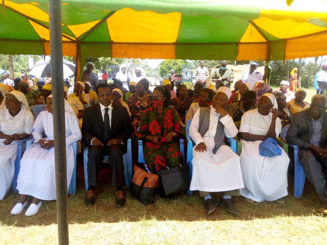 ReubenKigame's tweet photo. Laying our dad to rest. Thank you Comrade @MarthaKarua and all those who have come to commiserate with us. 🙏🏾🙏🏾🙏🏾 https://t.co/PlPW5Lsr5F