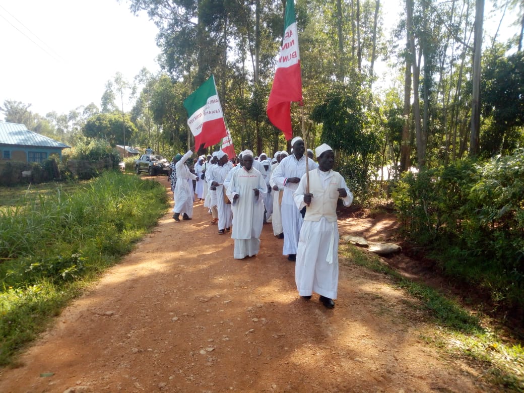 ReubenKigame's tweet photo. Laying our dad to rest. Thank you Comrade @MarthaKarua and all those who have come to commiserate with us. 🙏🏾🙏🏾🙏🏾 https://t.co/PlPW5Lsr5F