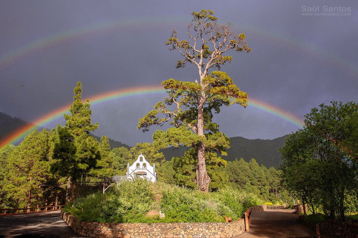 Uno de los rincones más bonitos de La Palma, regalando luces e instantes inolvidables. Ayer tarde en la Ermita del Pino, El Paso.  #laplma #elpaso #rainbow