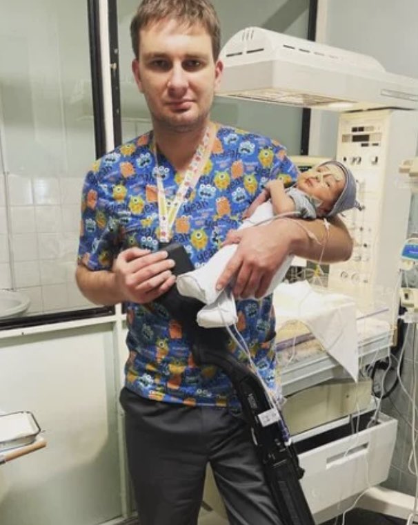 Pamatujete na doktora s puškou, který zůstal v nemocnici s miminkem na přístrojích? Jeho žena je v Čechách a potřebuje oblečení a věci pro děti. Je jich opravdu hodně. Jsou 70km od Plzně. Kdyby někdo mohl pomoct, ráda vás spojím. Momentálně zjišťuju věk dětí.
Prosím o retweet🙏🏻🇺🇦