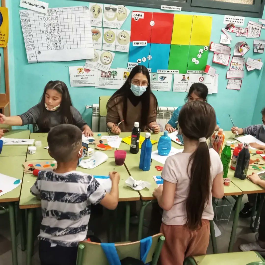 Dentro de las actividades de #ocio y #centroabierto que realizamos en #Krecer, también disfrutamos de nuestros locales, un espacio seguro en el que convivimos y que construimos conjuntamente.