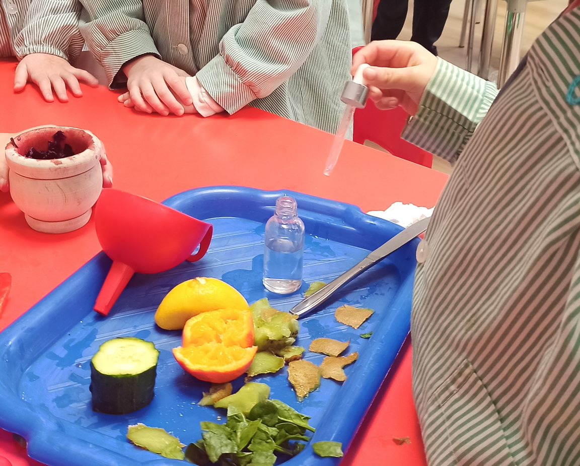 kimua_dce's tweet photo. 👉Hace unos días visitamos el @SagCorPamplona para trabajar con niños de 3º de #EducaciónInfantil conceptos científicos de mezcla, reacción, cambio... y la interacción del agua con los materiales naturales como disolvente. ¡Qué bien lo pasamos! https://t.co/6SBnQyAdqD