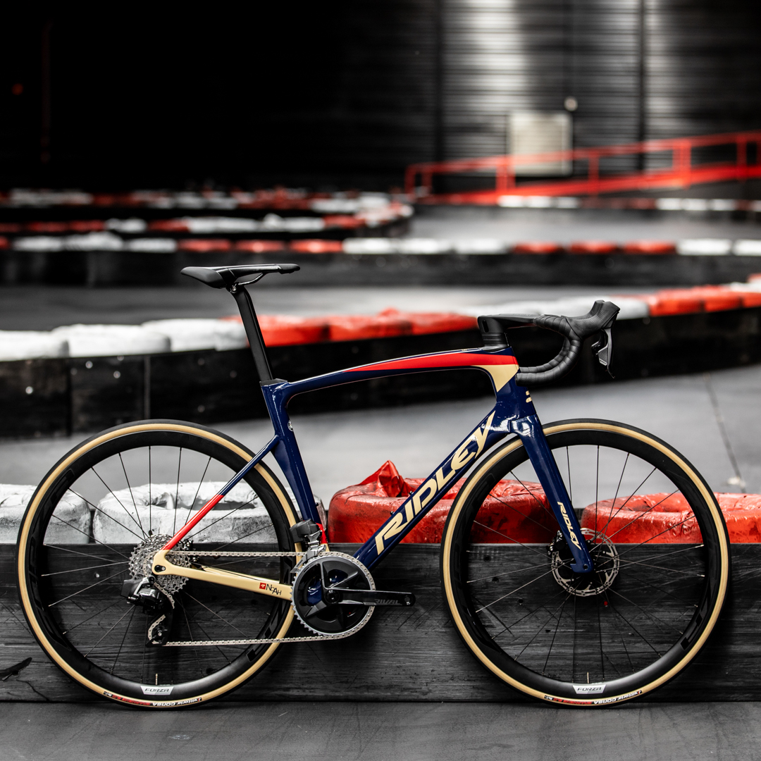 Our Noah Disc in Jeans Blue Metallic with Ruby Red and Gold Metallic highlights with @sramroad Rival eTap AXS