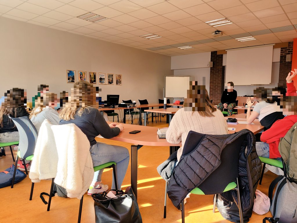 JulieLaunoy's tweet photo. Les vice-présidents des trois lycées de la cité scolaire Amiens Sud ont souhaité sensibiliser l'ensemble des élus CVL aux LGBTphobies. C'est chose faite avec l'intervention de l'association @SOShomophobie
@AcAmiens
➡️https://t.co/NMVtZrY45u 
#interCVL #engagementlyceen #LGBTQIA+ https://t.co/tHOokhdVHT