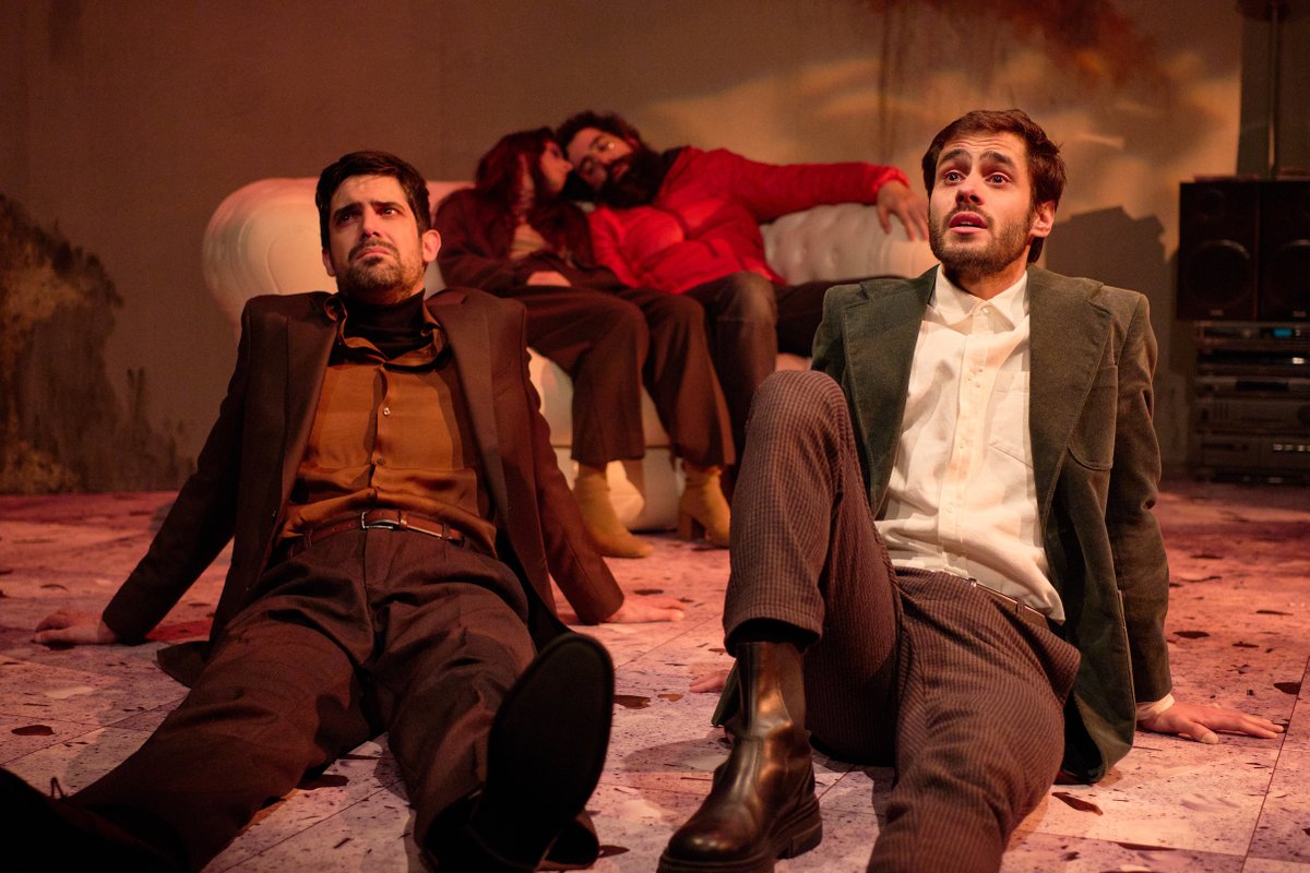 Hoy volvemos con #ElMalDeLaMontaña, de Santiago Loza al <a href="/TeatroEspanol/">Teatro Español</a>. 

Un retrato generacional de los treintañeros de hoy. Unos personajes atrapados por la crudeza, el humor negro y la poética del texto.

📷 Manuel Fiestas