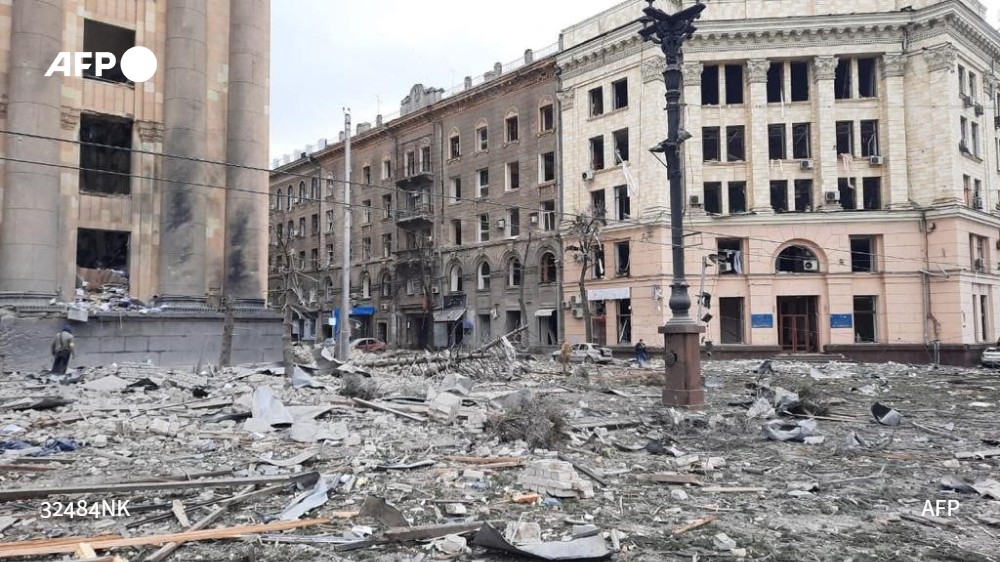 afpfr's tweet photo. @lealolivas Des images de Kharkiv, deuxième ville d'Ukraine, dont le centre-ville a été bombardé par l'armée russe ce matin, a annoncé le gouverneur de la région #AFP ⤵️

📸 Sergey Bobok https://t.co/oAQLfOCuuc