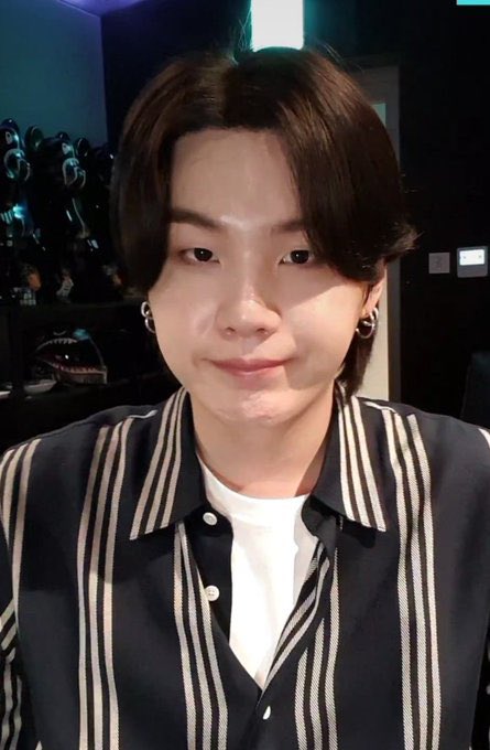 hobiuarmyhope_'s tweet photo. yoongi vlive giveaway dahil pinasaya niya ako today!!

1 winner of 30 php gcash

-rt, like, mbf ✨
-drop any photo of yoongi ✨
-ends 10PM tomorrow ✨ https://t.co/kn5Mi12VvS
