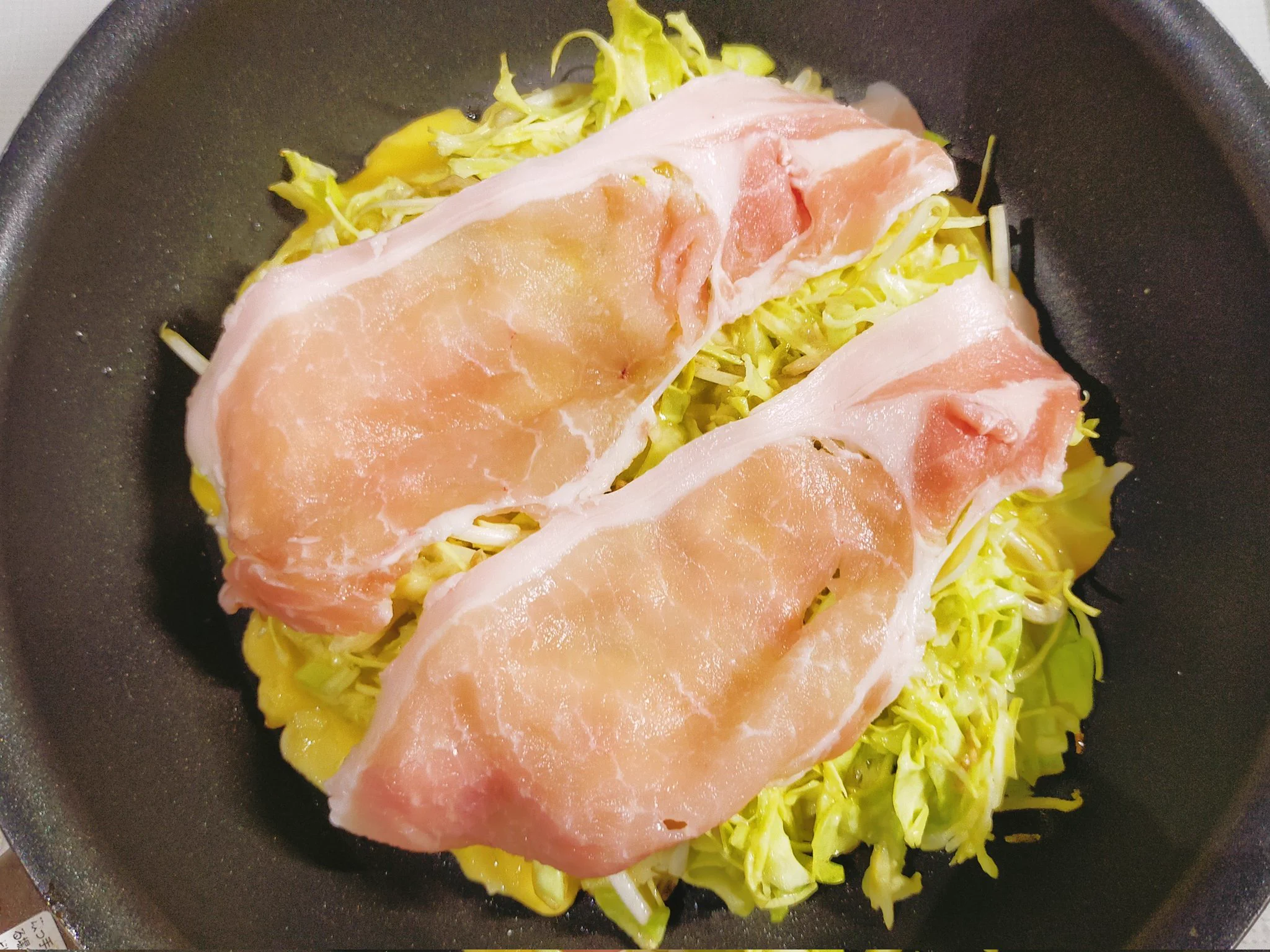 とりキッチン
豚さん、もやし
イカ墨ソースdeアレンジ🐣  