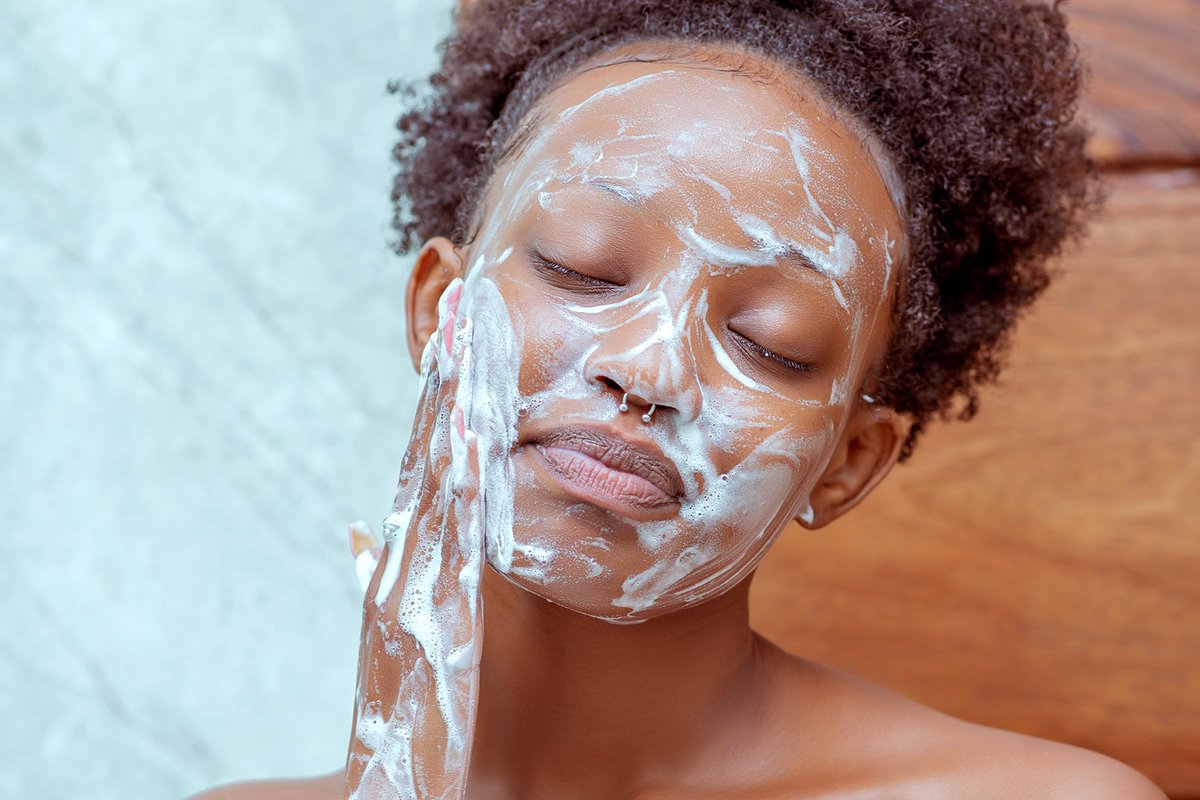QweziBeauty's tweet photo. Want to know why @zamn_zion is always going on about her glowing skin? It’s cuz her skin has been drinking our @QweziBeauty oil since we launched. It’s why I’m excited to announce she’s our 1st brand ambassador. She’s loved the product from the start because… results! #qweziglow https://t.co/LFw9Hjbdhu