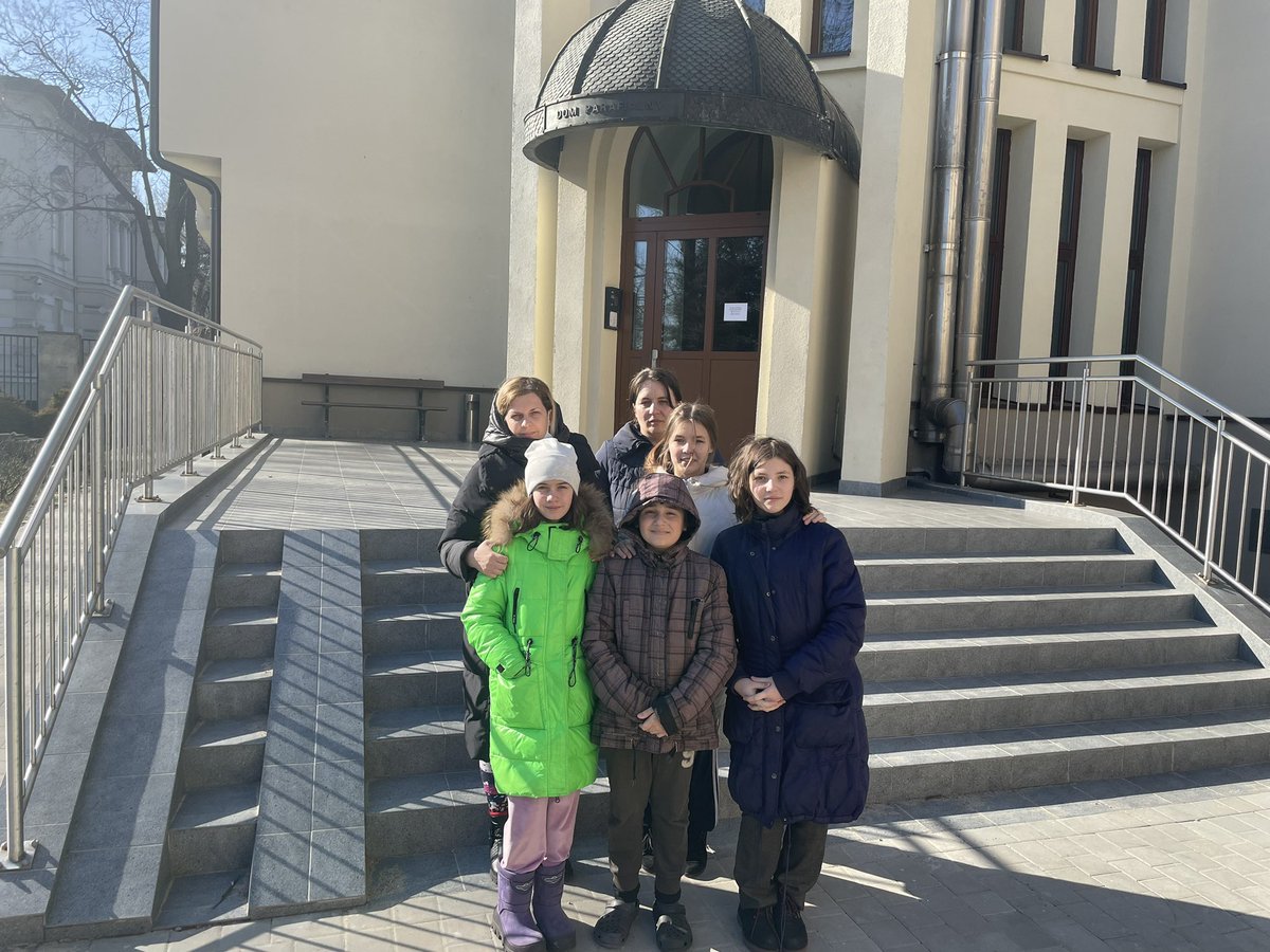 LLuteranie's tweet photo. Ta rodzina dotarła do nas 28.02 po godz. 21.00. Przyjechali z Kijowa. Podróż trwała 3 doby. 7 osób w małym samochodzie. Bez Waszej pomocy to wszystko nie byłoby możliwe. W ich imieniu dziękujemy za Wasze ❤️ @luteranie @ewangelicyPL @Miasto_Lodz @ekumenizmpl https://t.co/JpFTd84W7q