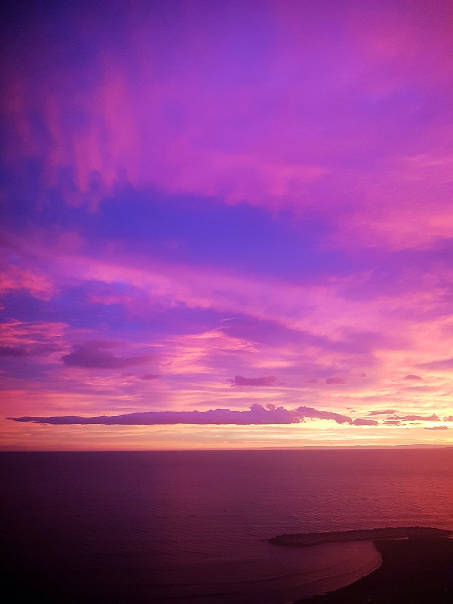 📃

•

"ATARDECER DE MARZO
EN EL MAR CENICIENTA.
EL CREPÚSCULO, LEJOS,
YA NO SE VE, SE SUEÑA.

ATARDECER DE MARZO,
TÚ ESTÁS AQUÍ, TAN CIERTA
COMO ESTA DICHA DE AHORA
QUE ME DA TU PRESENCIA."

✍🏻 JOSÉ LUIS HIDALGO

•

📷 FDELP