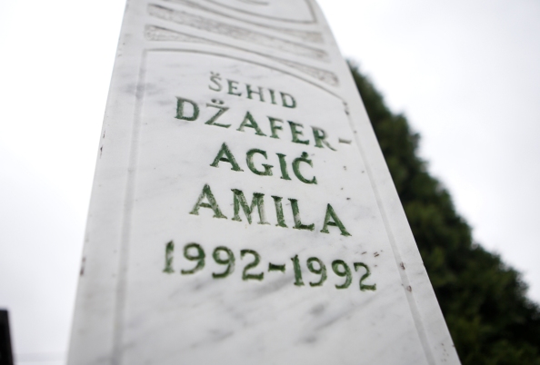 Babyknochen, Strampelanzug, Schnuller: In einem Massengrab in Nordbosnien lagen die Überreste der vier Monate alten Amila, ihrer Mutter, ihrer Geschwister und mehr als 260 ihrer Nachbarn. Amila wurde am selben Tag geboren wie das unabhängige Bosnien: Heute. Thread: