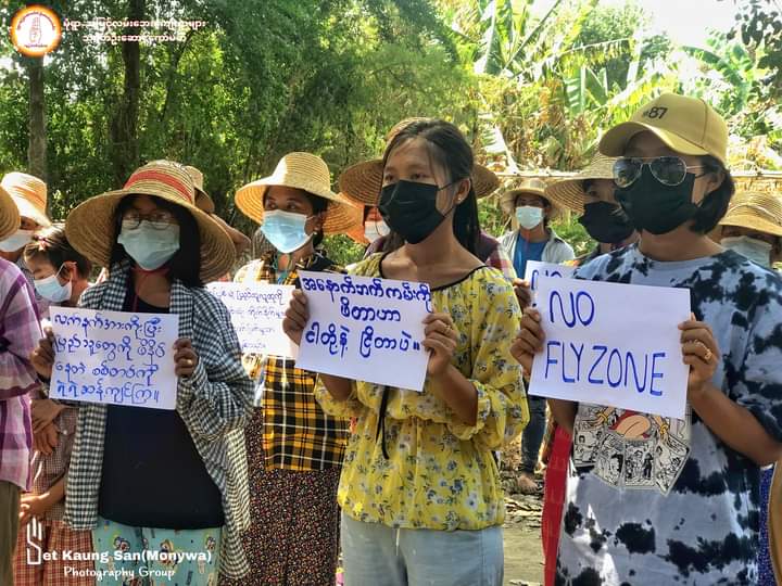 miN13700's tweet photo. The Monywa AMyint Road Main Strike marched on the streets against the murderous military junta on March 1, denouncing the military junta's airstrikes and showing their solidarity with the oppressed.

#CivilianCasualtiesByJunta
#2022Mar1Coup
#WhatsHappeningInMyanmar https://t.co/7IiMRFCIdi