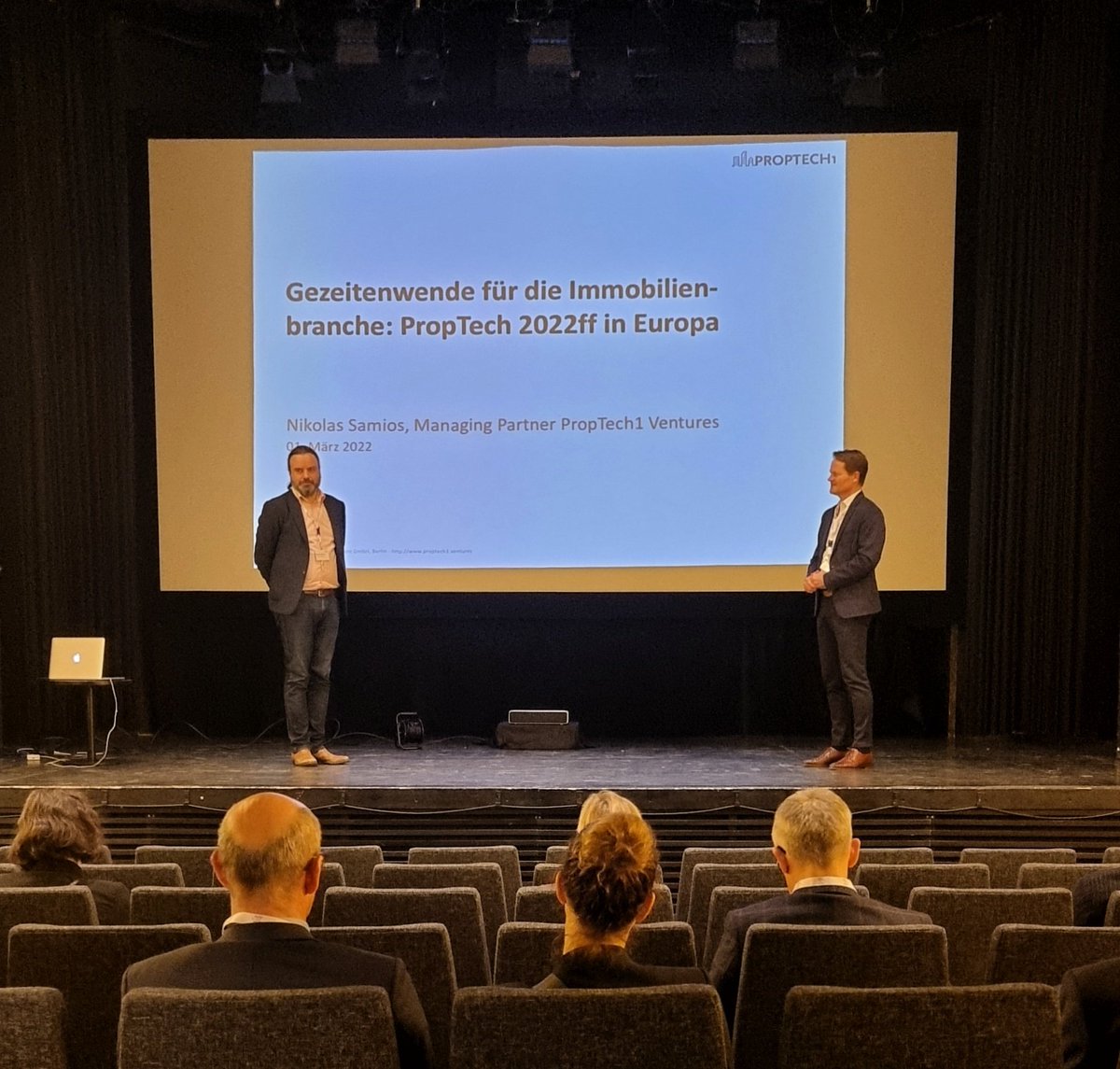 Kinovorstellung der besonderen Art: Nikolas Samios <a href="/BerlinVC/">Nikolas Samios</a> von @PropTech1 spricht im Kino Odeon in Brugg-Windisch am Pre-Event des @DREsummit über die Gezeitenwende in der Immobilienbranche: "Der neue <a href="/IPCC_CH/">IPCC</a> Report ist dramatisch! Die Regulierung KÖNNEN jetzt nur zunehmen."