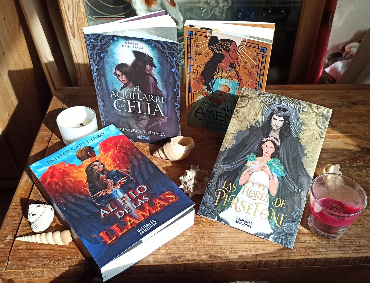 RoseDrake_'s tweet photo. ¡Nos ha llegado el pedido que @rcosmoescritor y yo hicimos a @Valhallalibros y dios mío!
Es que las ediciones son preciosas, de verdad 😍 https://t.co/NBICznBteX